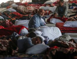 Entre el miedo y el abandono: iraníes duermen en estaciones del metro mientras sus ciudades colapsan