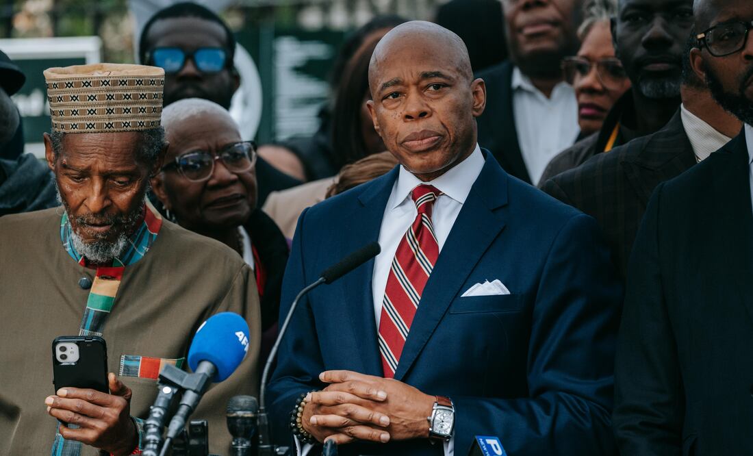 ¿Podrá el alcalde de Nueva York, Eric Adams, mantenerse en el cargo tras ser acusado de corrupción y recibir lujosos regalos? EFE/EPA/OLGA FEDOROVA