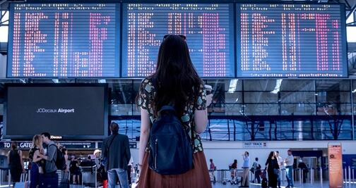 Caos en aeropuertos de EU tras la caída de sistema de control fronterizo