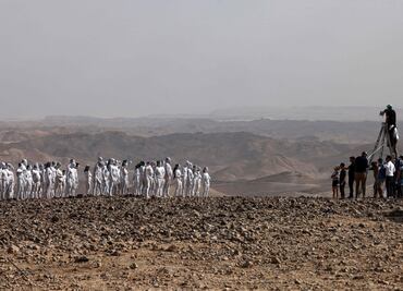 Centenares de personas sin ropa, pintadas de blanco, posan para Tunick en el Mar Muerto