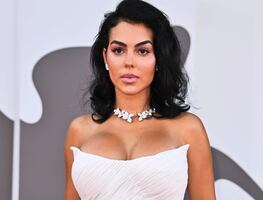 Georgina Rodríguez se roba todas las miradas en París con ajustado vestido plateado