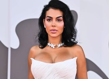 Georgina Rodríguez se roba todas las miradas en París con ajustado vestido plateado