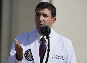 Trump no está fuera de peligro pese a salir del hospital: médico