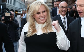 Rebel Wilson luce su figura en leggings tras perder más de 30 kilos