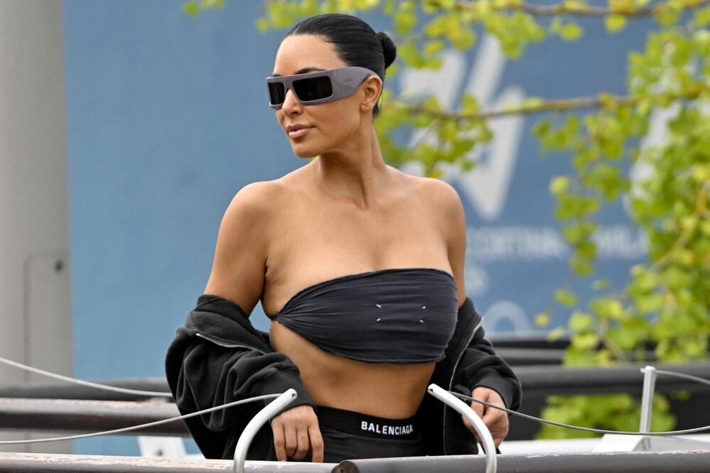 El impresionante vestido lencero con el que Kim Kardashian conquistó el desfile de Balenciaga. Foto: AFP