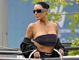 El impresionante vestido lencero con el que Kim Kardashian conquistó el desfile de Balenciaga