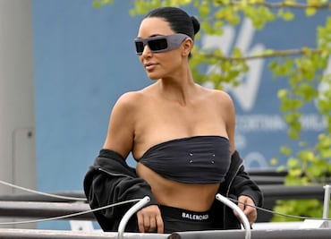 El impresionante vestido lencero con el que Kim Kardashian conquistó el desfile de Balenciaga