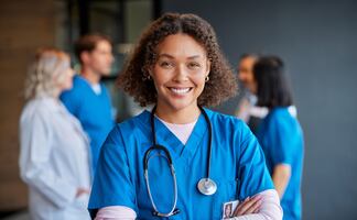 Ofrecen trabajo para enfermeros en la Embajada de Estados Unidos en México; pagan $561,485