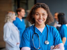 Ofrecen trabajo para enfermeros en la Embajada de Estados Unidos en México; pagan $561,485