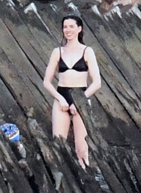 Anne Hathaway fue captada de viaje con sus hijos. Foto: Grosby Group