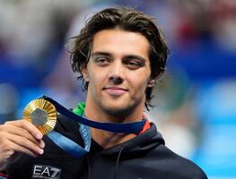 Juegos Olímpicos. ¿Quién es Thomas Ceccon, el nadador italiano que enciende las redes por sus abdominales?