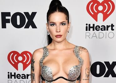 Halsey luce atuendo casi 'imposible de llevar' a los iHeartRadio y deslumbra