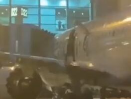 Arrestan a pasajero por saltar desde el ala de un avión en Miami