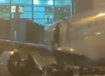 Arrestan a pasajero por saltar desde el ala de un avión en Miami