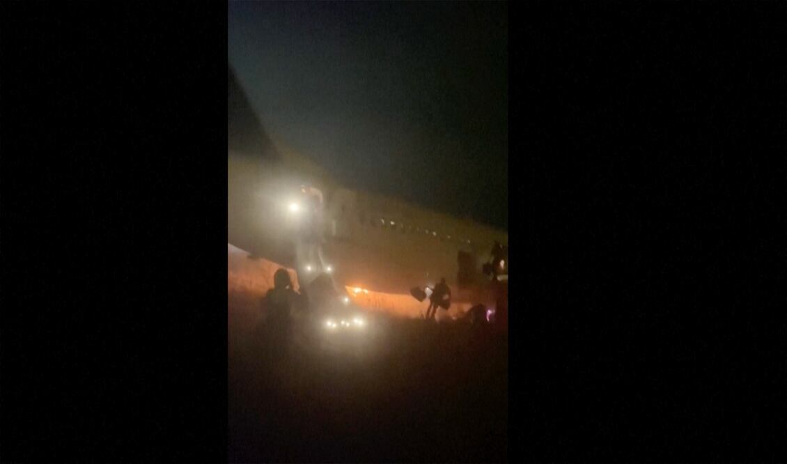"Diez heridos tras la salida de pista de un avión en Dakar: cancelados todos los vuelos matutinos". Foto Cheick Siriman Sissoko via AP