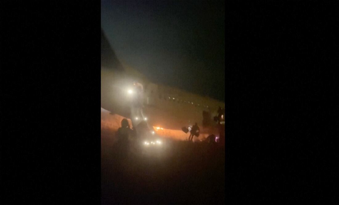 "Diez heridos tras la salida de pista de un avión en Dakar: cancelados todos los vuelos matutinos". Foto Cheick Siriman Sissoko via AP