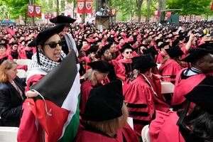 Alumnos de Harvard corean "Palestina libre" durante ceremonia de graduación; protestan por sanciones a compañeros