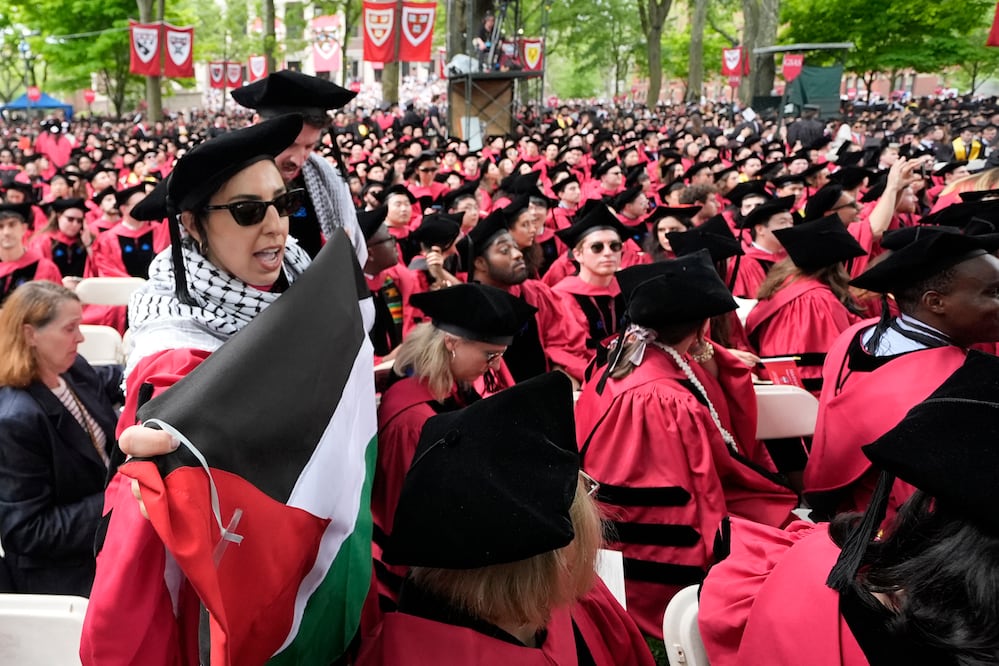 Graduados de Harvard corean "Palestina libre" y protestan por sanciones a compañeros. FOTO: AP / Charles Krupa