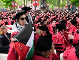 Alumnos de Harvard corean "Palestina libre" durante ceremonia de graduación; protestan por sanciones a compañeros
