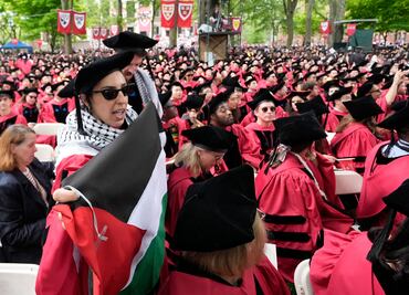 Alumnos de Harvard corean "Palestina libre" durante ceremonia de graduación; protestan por sanciones a compañeros