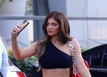 Kylie Jenner delinea su figura con ajustado atuendo calado