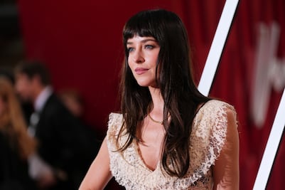 Dakota Johnson deja a la vista su lencería ‘de infarto’ con arriesgado vestido de encaje traslúcido