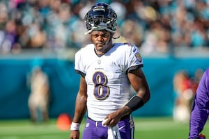 Lamar Jackson cierra contrato millonario con los Baltimore Ravens