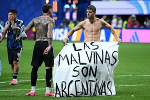 Argentina celebra el pase a la final con una pancarta de las Malvinas tras vencer a Inglaterra