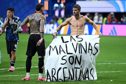 Argentina celebra el pase a la final con una pancarta de las Malvinas tras vencer a Inglaterra