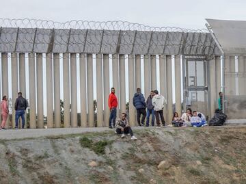 Caen tres migrantes mexicanas del muro fronterizo en Texas y muere una de ellas