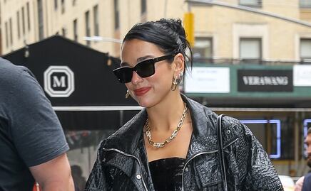 Dua Lipa deslumbra Nueva York con elegante atuendo ‘total black’ de lujo