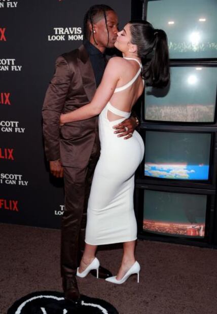 Kylie Jenner impacta con vestido ‘backless’ en alfombra de Netflix 