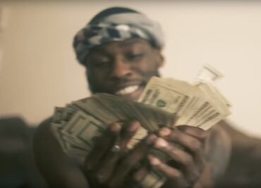 Cae ladrón de banco por publicar en Facebook fotos del dinero robado