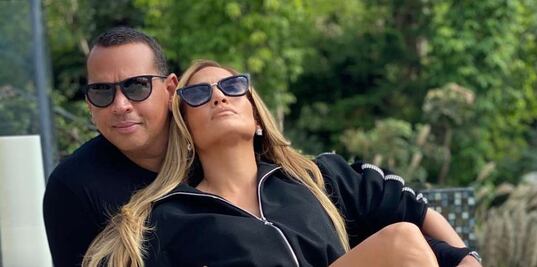 Jennifer Lopez y Alex Rodriguez impactan con sesión junto a la piscina