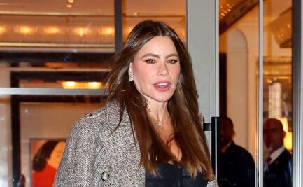 Sofía Vergara da cátedra de estilo con top bustier traslúcido y pantalón holgado en NY 