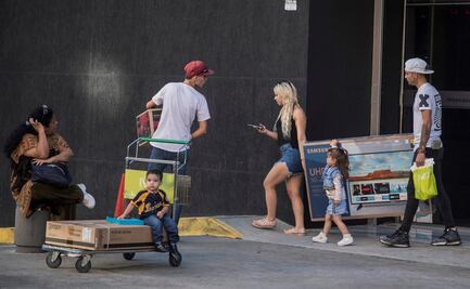 En pleno Black Friday, reverendo da sermón en centro comercial