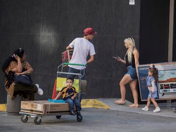 En pleno Black Friday, reverendo da sermón en centro comercial