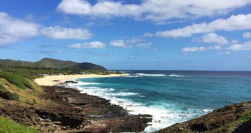 Reabren famosa playa de Hawái tras costosas reparaciones