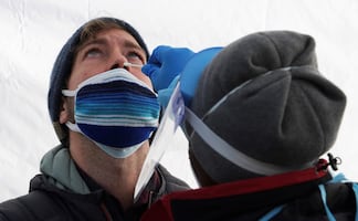 Ómicron: ¿Cuándo son más contagiosas las personas con Covid-19?