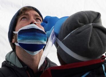 Ómicron: ¿Cuándo son más contagiosas las personas con Covid-19?