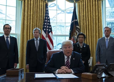 Trump llama a los gobernadores a abrir lugares de culto