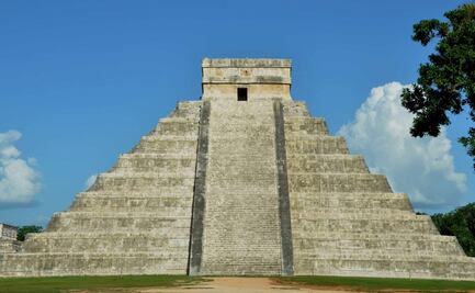 Descubren jeroglíficos mayas sobre disco de piedra en Chichén Itza