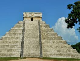 Descubren jeroglíficos mayas sobre disco de piedra en Chichén Itza