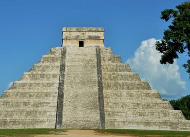 Descubren jeroglíficos mayas sobre disco de piedra en Chichén Itza
