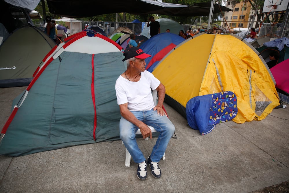 Familias de Cali cumplen ocho días viviendo bajo carpas tras terremoto: “Aquí está todo lo que tengo”. EFE/ Ernesto Guzmán
