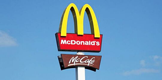 Video. Gerente de McDonald’s golpea con licuadora a cliente por quejarse de su pedido