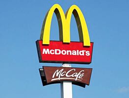 Video. Gerente de McDonald’s golpea con licuadora a cliente por quejarse de su pedido