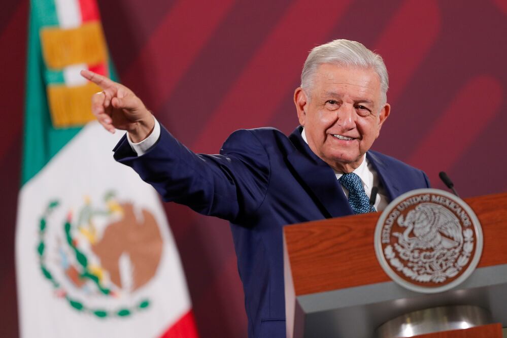 López Obrador promete "poner de pie" a Acapulco para Navidad tras el paso del huracán Otis. Foto EFE/Isaac Esquivel