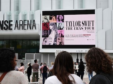 Swifties francesas levantan indignación por dejar a bebé en el suelo durante concierto de Taylor Swift