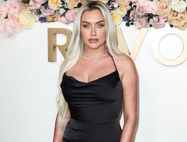 Anastasia Karinikolaou posa en diminuto bikini rosa y "enciende" paraíso caribeño